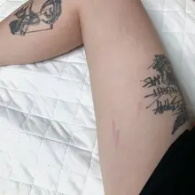 집에 있던 나무회초리가 부러져서 새로들인 블랙레진케인 !! 오빠한테 까불다 혼나버렸다 ,, 한대씩 맞을때마다 젖는이유는 로제도 모름 (● ˃̶…