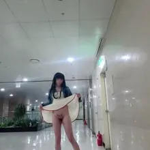 겉은 청순하고 시원하게 입고 나왔는데 다리 사이는 뜨겁고 촉촉해요. 저를 발견한다면 어떻게 하고 싶으세요? #각선미 #노팬티 #자궁타투 #y존…