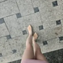 간만에 매끈한 스타킹 다리 ❤️ 스타킹은 봉제선 없는 거가 신기 제일 편해요 치마가 너무 짧아서 걸을 때마다 위로 올라가는데...다들 이거 좋…