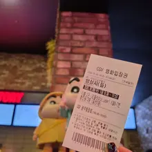 우리 부부는 오늘도 합법적인 땡땡이 중이랍니다. 😎❤️ 오늘은 둘만의 영화 데이트! 영화 〈암살자들〉 보러 왔어요. 🎬🍿 영화 볼 때는 역시…