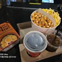 우리 부부는 오늘도 합법적인 땡땡이 중이랍니다. 😎❤️ 오늘은 둘만의 영화 데이트! 영화 〈암살자들〉 보러 왔어요. 🎬🍿 영화 볼 때는 역시…