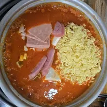 식사 맛있게 하세요^^ 🍚 오늘의 메뉴는 보글보글 맛있게 끓인 얼큰하고 칼칼한 참치김치찌개 랍니다. 🥘 따뜻한 밥 한 공기에 맛있는 찌개 한…