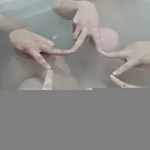 방 들어와서 다같이 입욕젤 풀어서 스파하기 ㅎ 젤이라서 흥분도 최고조🤍 오빠들 소중이 만지작 거리고 언니 가슴 조물조물 ㅎ 스파 다하고 한명씩…