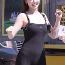"TWICE"의 리더격 멤버이자 리드보컬과 리드댄서로 활동 중인.. "나연 (Nayeon)".. 1995년 9월 22일 (30세).. 키는 1…