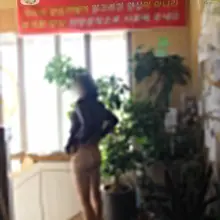 "무인카페에서 계단을 바라 보며..." 매장 안에는 사람 거의 없어도 야노의 순간의 긴장감은 늘 공존하고 있었습니다. 남편의 요구에 치마를 들…