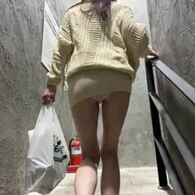 부산 놀러 왔습니다. 식당 올라가는 맨정신일때 몰래 찍은📸 그리고 술이 잔뜩 취해 올라가는데 너무 귀여워서 또 한장을 찰칵😎