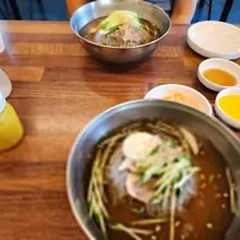 서울 여행 와서 냉면 먹는데 날이 덥네.