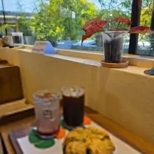 여유있는 주말 경치 좋은 카폐에서 아내와 시간보내기.... #부부만남 #데이트 #은행나무