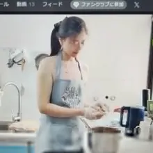 某チャットの中 華系の奥さん。 裸にエプロンで餃子をつくりながら、挿入しているリモコンバイブが動かされると、かわいい声で喘ぎたまに漏らしながら… バイブが止ま…