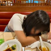 中華街、酒一杯で酔い潰れる妻。