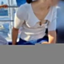 ２日目。胸元広めトップスに、台形スカート。難色を示しつつも着た妻。屈めばブラ、しゃがめばパンツが丸見えに。１日目以上に、多くの男性から見られていた妻。しかし、…