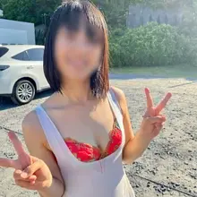 昨年の海水浴写真発見。この服で遊んだ妻。監視員が目の前を往来した後、妻に声かけていました。(ガン見…！) そしてなんと、この海水浴場、更衣室無し！他の客もいる…