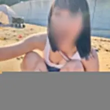 昨年の海水浴写真発見。この服で遊んだ妻。監視員が目の前を往来した後、妻に声かけていました。(ガン見…！) そしてなんと、この海水浴場、更衣室無し！他の客もいる…