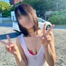 昨年の海水浴写真発見。この服で遊んだ妻。監視員が目の前を往来した後、妻に声かけていました。(ガン見…！) そしてなんと、この海水浴場、更衣室無し！他の客もいる…