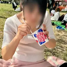 薄着の季節到来！県外なら「どんな服でもいいよ」と言ってくれたので、画像の装いでお花見へ。屈めば胸が、気を緩めればパンツが…。人通り多めな地点にシートを敷いたの…