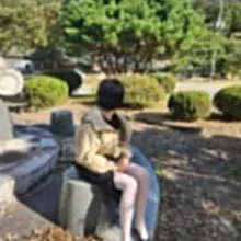 조신한척?하지만 포즈는 걸레습성 못버리네요ㅎ ㅎ ㅎ ㅎ하얀색스타킹 안에는 거꾸로입은 똥묻고 정액묻고 ㅂㅈ씹물 번들거리는 팬티를 입는데 겉으로는…