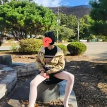 조신한척?하지만 포즈는 걸레습성 못버리네요ㅎ ㅎ ㅎ ㅎ하얀색스타킹 안에는 거꾸로입은 똥묻고 정액묻고 ㅂㅈ씹물 번들거리는 팬티를 입는데 겉으로는…