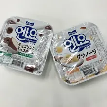 韓国で話題のヨーグルトが 一部店舗＆数量限定で #ファミマ に登場！ その名は…「엔요（エンヨ)」✨✨✨ 🍫チョコリング＆チョコボール 🥣グラノーラ みんなが…