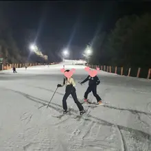 저희와 같이 스키타러 가실 부커분들 계실까요^^?? 자유롭게 디엠주세요 하나는 초보이고 둘(남자)는 잘타요 (하나뒤에 남자는 강사님) #19금…