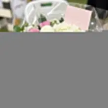 나의 비싼 취미인 그림 그리기 3일간 전시에 옆 작가는 꽃을 받았는데 나만 없어~라고 포크들한테 징징거렸는데 바로 날라온 고마운 마음에 😭😭😭…
