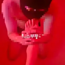 노예플 보고 있는데 와이프가 발을 입으로 밀어넣는데 보고 있으면서 너무 꼴리더군요.. 맛있게 살살 부드럽게 빤다고.. 이야기도 하고 피드도 듣…