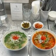 사라하우스 근처에 미슐랭 맛집이~ 미슐랭 4년연속 정면 이란곳에 오늘방문^^복숭아 막걸리와 함께먹는 고기국수와 고수를 곁들인 냉제육 👍 올만…