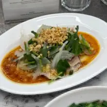 사라하우스 근처에 미슐랭 맛집이~ 미슐랭 4년연속 정면 이란곳에 오늘방문^^복숭아 막걸리와 함께먹는 고기국수와 고수를 곁들인 냉제육 👍 올만…