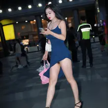 小姐姐露毛了，该不该好心提醒她？