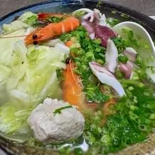 誰要跟我一起吃海鮮米粉 好大一碗呢😋