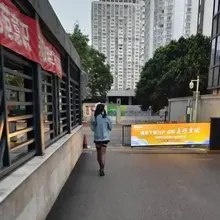 现在的妹子们穿着真是越来越大胆了！最后被一个老头子骑电动车接走了，瞬间感觉“天”都塌了！