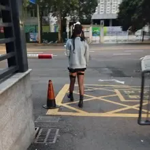 现在的妹子们穿着真是越来越大胆了！最后被一个老头子骑电动车接走了，瞬间感觉“天”都塌了！