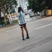 现在的妹子们穿着真是越来越大胆了！最后被一个老头子骑电动车接走了，瞬间感觉“天”都塌了！