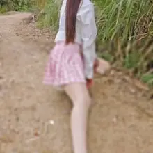 春天山里的空气清新至极，到处都是野菜，今天有口福了！ 🧦： @limerencem 《霓虹》肤色