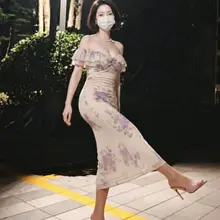 新裙子到货的第一件事，就是鬼鬼祟祟下楼自拍，路过的人要是不知道，大概会以为我在执行什么户外任务你们收到新衣服也会这样吗？