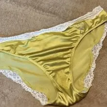 今日の抜け殻でっす！ 嫁パンの使い方は… 1 使用済みを2枚準備 2 染み多めの方で変態仮面になり 3 もう片方を竿に被せる 4 ふか〜く深呼吸しながらパンコ…
