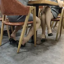 售楼部女销售午餐时间，桌下两双不安分的肉丝脚