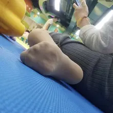 游乐园宝妈少妇丝袜美脚足底
