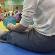游乐园宝妈少妇丝袜美脚足底