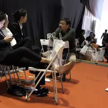 车展工作人员脱鞋晾脚 #短丝