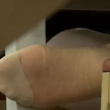 餐厅OL 脱鞋晾脚