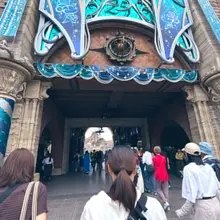 こんにちは 今日は休みを取って娘ちゃんとTDSへ 昨年は灼熱だったけど🥵 今回は曇りで少し蒸し暑い程度😅 たっぷり娘ちゃんの財布係しますかね🤣 娘が笑顔なら私…