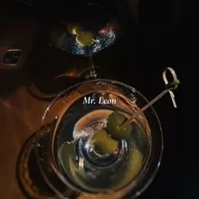 집에 들어가기 아쉬워서 딱 두잔만 더 🍸 .... 그러다 또 아쉬우면 딱 한잔만 더 🍸 더워서 나가기가 무섭다.... #초대남 #서울 #경기…