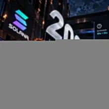 Solana 主网的 slot 已经是 200ms。SIMD-0525 从 400ms 切到这里，走完了。 区块落地比创世时密一倍。一个 epoch 大约一天…