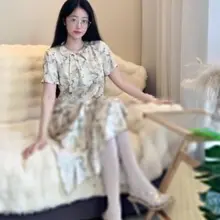 小紅書id：482670312 有喜歡這種戴眼鏡不算漂亮的絲襪po主嗎？ “反差”感