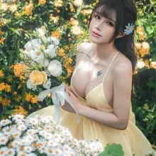 阳光、鲜花和我,都很明媚 ​​​ The sunshine, the flowers, and I—everything is bright and chee…