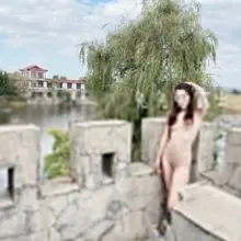 在景区城楼上全裸自拍，可惜也不修缮一下，有点破败不堪了呢，还好我的身材还可以，也算勉强给他增加点看点，后面好像还有人偷看我