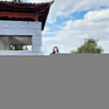 坐在城墙上拍照，这景区也太破败了，难怪没有人，不过正好是我露出的好地方呢～