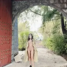 正拍照呢，突然发现后面有个车停下来看我，也不知道是不是因为看到我里面没穿衣服故意停在这里的，不过这么远他看看就看看吧