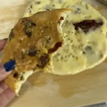 简直是面点天才，就这么烤出了香喷喷的牛肉辣皮子馕😋 最后实在没耐心等了就把剩下的面蒸了花卷，emmm还是烤馕好吃😋