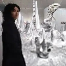 今天这杯是百香果美式。辛巴克的美式总苦的恰到好处。苦过之后是沁人心脾的果香。 站在它们面前，我也会慢慢等着我的灵感到来。我一想到下一部电影，该填写的是故事，是…